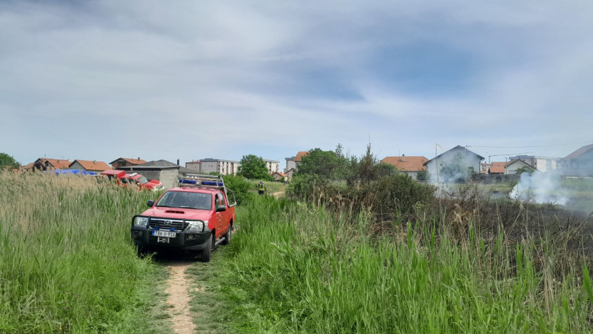 Buknuo požar u bijeljinskom naselju Zair, gorjela trava