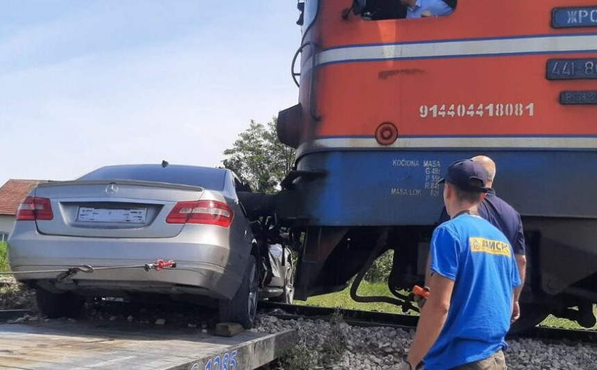 Automobil podletio pod lokomotivu na putu Šamac-Doboj
