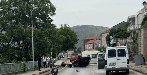 Težak udes u centru Trebinja, poginuo mladić (19)
