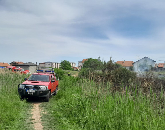 Buknuo požar u bijeljinskom naselju Zair, gorjela trava