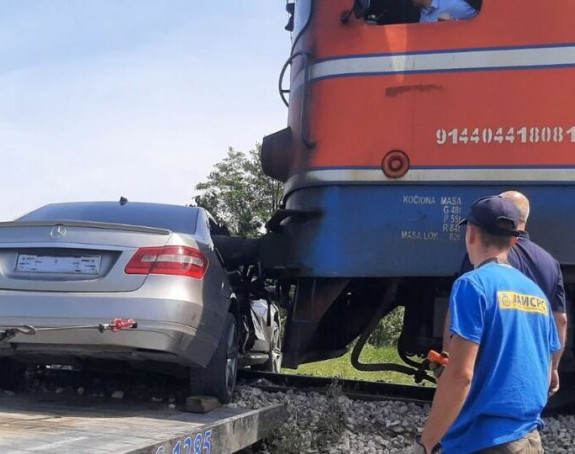 Automobil podletio pod lokomotivu na putu Šamac-Doboj