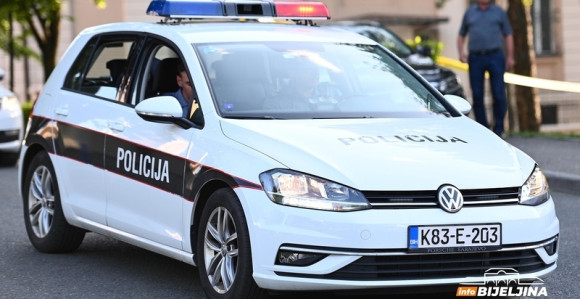 Žena i dvoje djece pronađeni mrtvi u stanu u Tuzli