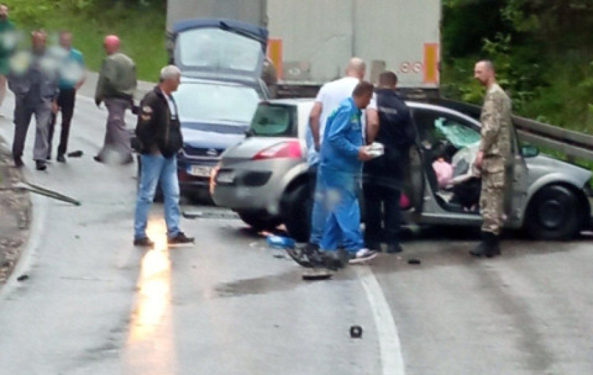 Teško povrijeđeno dijete u sudaru tri vozila kod Pala