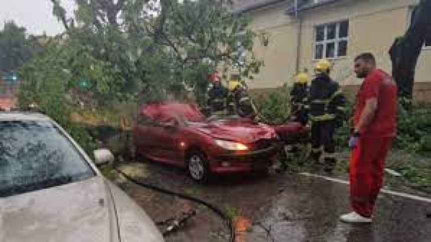 U jakom nevremenu u Somboru nastradala ženska osoba