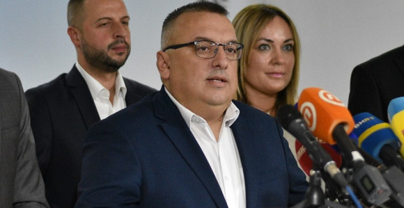 SNSD dao CIK-u novac, jasno je da izlaze na izbore