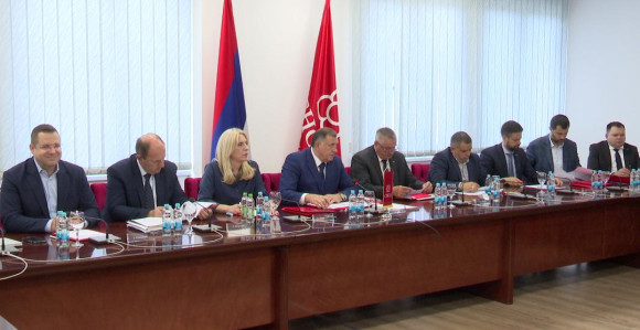 Sada i zvanično: SNSD i njegovi partneri izlaze na izbore po Šmitovom zakonu