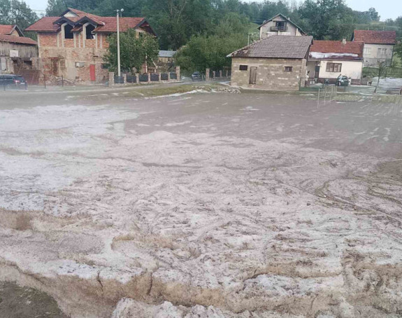 Невријеме уништило усјеве, мјештани сабирају штету