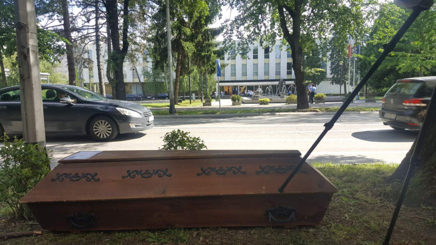 Donijeli mrtvački sanduk ispred Narodne skupštine