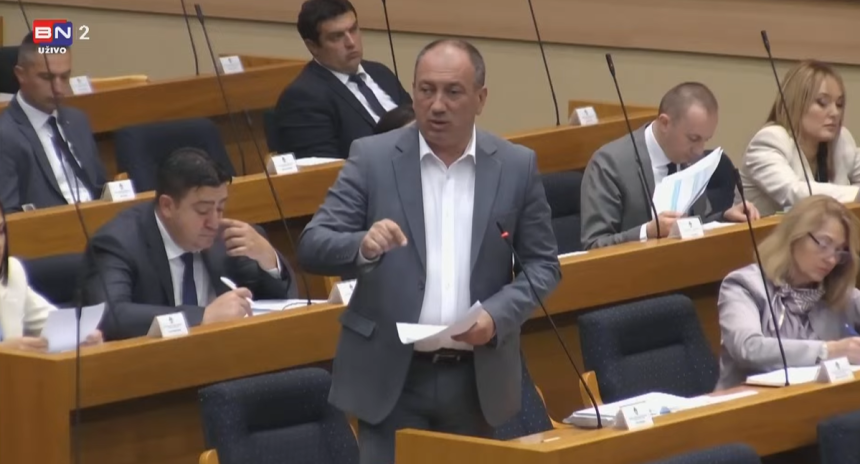 Crnadak pita: Zašto ste Lagumdžiju poslali u UN?!