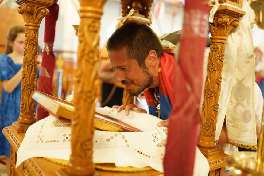 Nikola stigao u Eginu poklonio se moštima i pomenuo pokojnog Marinka!