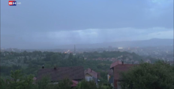 Jako nevrijeme večeras u Banjaluci, padao i led