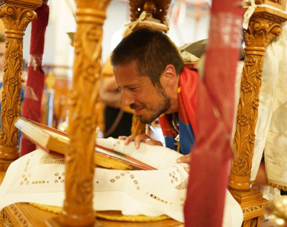 Nikola stigao u Eginu poklonio se moštima i pomenuo pokojnog Marinka!