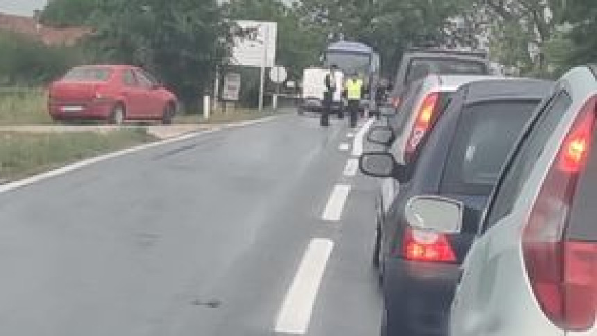 Teška nesreća kod Gradačca: Pješaka udario autobus