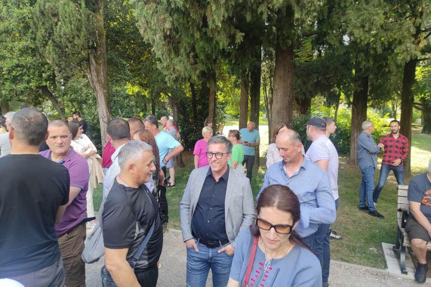 Građani CG ispred zgrade Vlade prate glasanje u GS UN