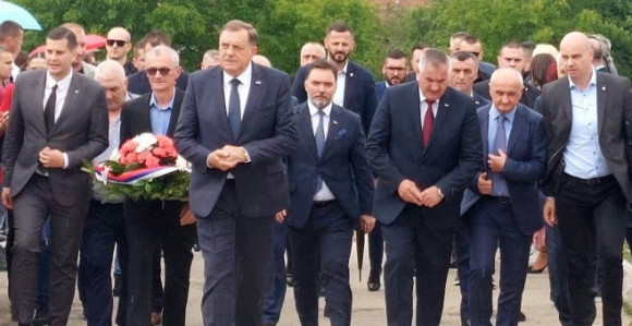Zvaničnici Srpske položili vijenac na Centralni spomen-krst u Bratuncu
