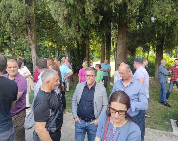 Građani CG ispred zgrade Vlade prate glasanje u GS UN