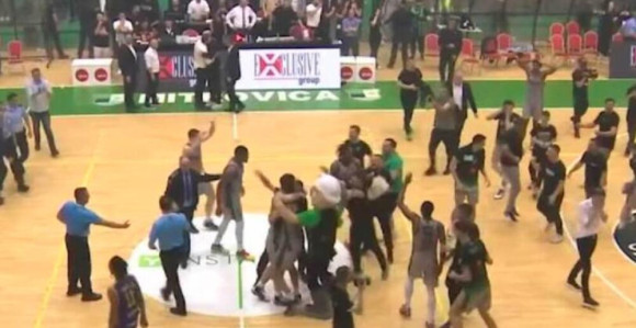 Izbodene dvije osobe u toaletu poslije utakmice