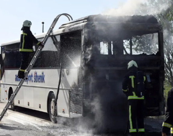 Zapalio se autobus koji je prevozio đake, pa sletio sa puta