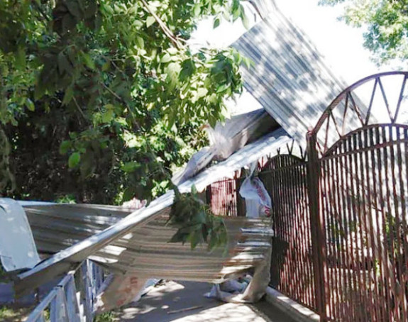 Vjetar odnio krov škole, povrijeđeno desetoro djece