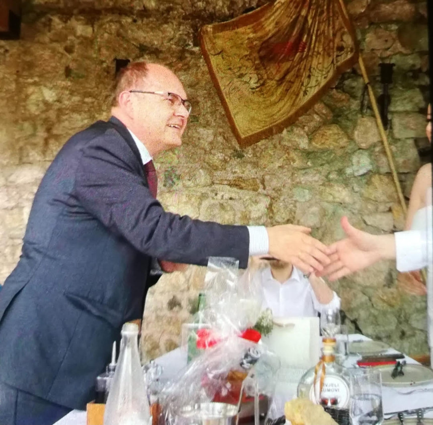 Šmit na svadbenom veselju u jednom restoranu u Banjaluci