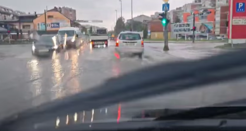 Snažno nevrijeme u Karlovcu: Grom zapalio kuću (VIDEO)