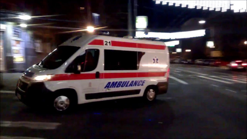 Vozač džipa poginuo kod Mladenovca, 30 povređenih