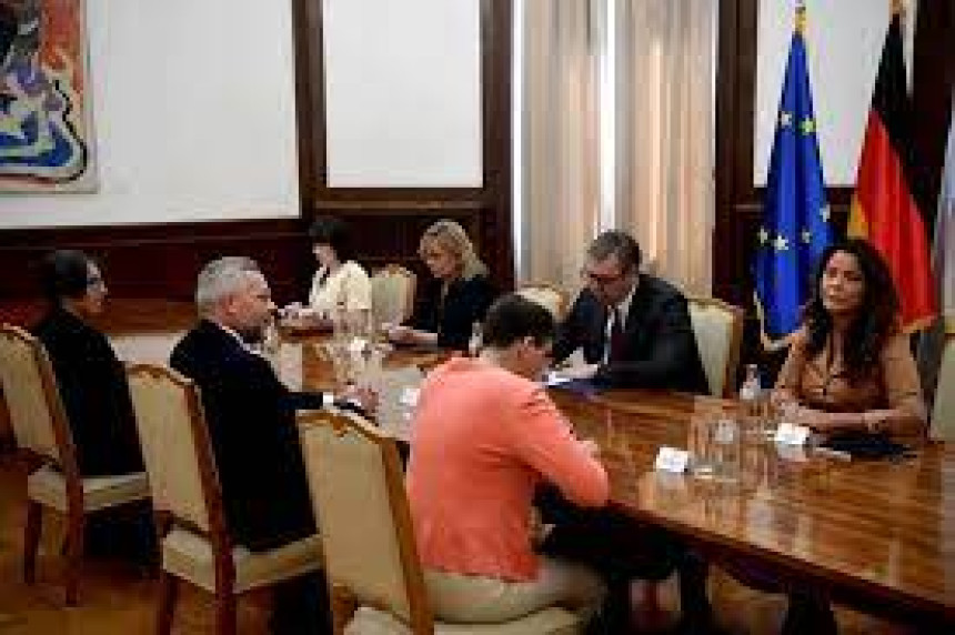 Vučić: Veoma otvoren i težak razgovor sa Mihaelom Rotom