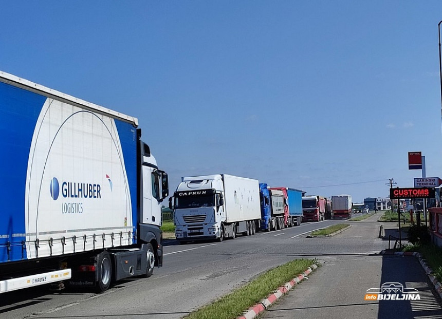 Kolaps na prelazu Rača, duge kolone kamiona čekaju