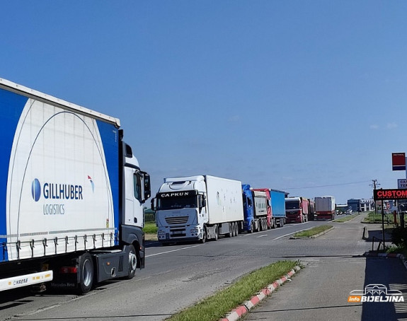 Kolaps na prelazu Rača, duge kolone kamiona čekaju