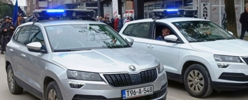 Mladić povrijedio četiri policajca i oštetio vozilo