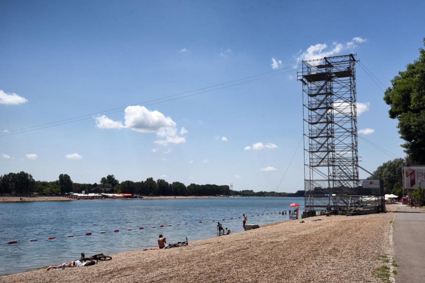 Pijani maturant skočio u jezero, policija ga spasila