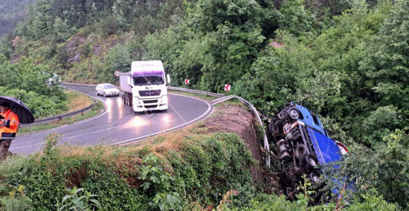 Jablanica: Kamion sletio sa kolovoza, saobraćaj usporen