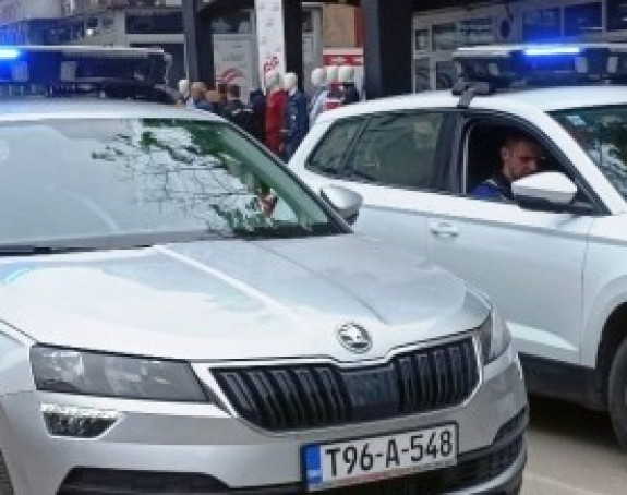 Mladić povrijedio četiri policajca i oštetio vozilo