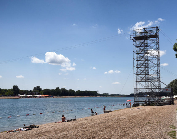 Pijani maturant skočio u jezero, policija ga spasila