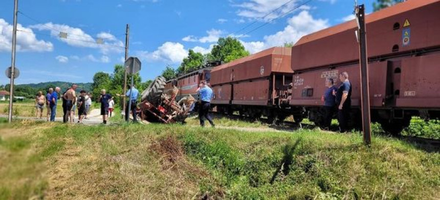 Теретни воз налетио на трактор на прелазу код Модриче