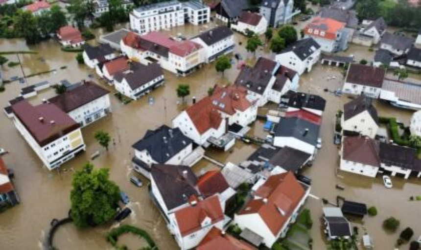 Пукла брана, села под водом, евакуисан затвор