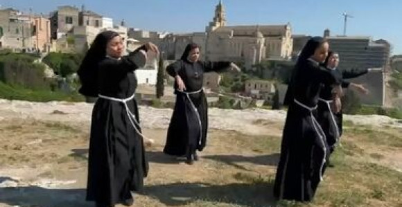 Časne sestre s juga Italije fantastično igraju, ali i pjevaju