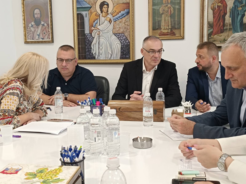 "Pod našim grbom, zastavom i uz podršku naroda izlazimo na izbore! SDS je potrebna Srpskoj!" (VIDEO)