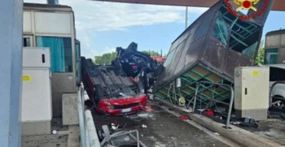 Vozilom se zaletio u naplatnu kućicu, tri osobe poginule