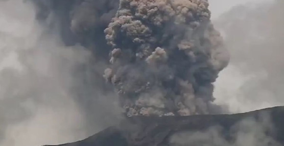 Ponovo eruptirao vulkan, stub pepela visok pet kilometara