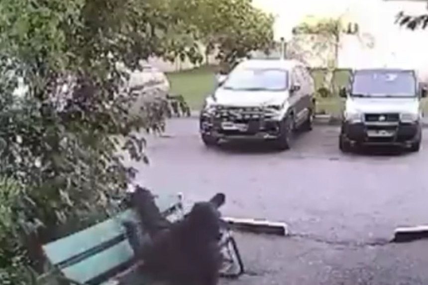 Pijanac pao sa 3 sprata i ustao kao da ništa nije bilo! (VIDEO)