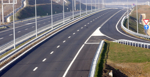 Vlast ubira akcize i putarinu, a puteve gradi na kredit
