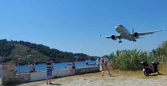 Avion turistima iz BiH proletio iznad glava (VIDEO)