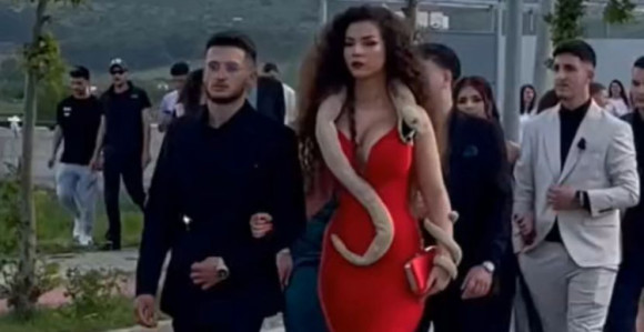 Djevojka na proslavu mature stigla sa zmijom oko vrata (FOTO/VIDEO)