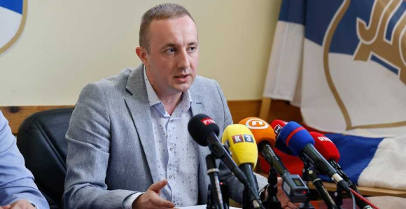 Ukidanjem himne, grba i 9. januara Dodik nastavio izdaju