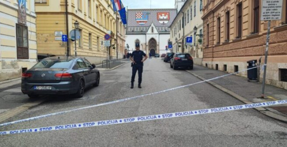 Životno ugrožen muškarac koji se zapalio ispred zgrade vlade u ZG