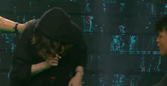 Pevačica se srušila uživo u emisiji i doživela srčani udar!