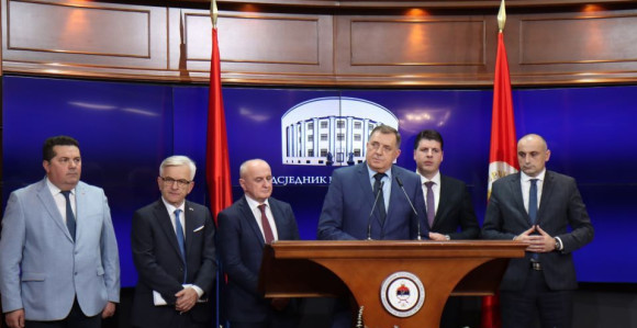 Комешања у владајућој коалицији: Почетак краја малих странака?!
