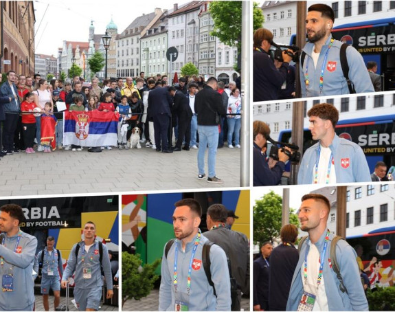 Fudbaleri Srbije stigli u Auzburg, dočekali ih navijači