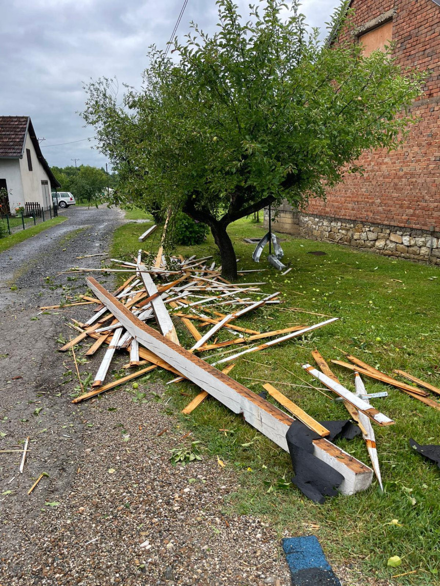 Jako nevrijeme pogodilo Srbac (FOTO)